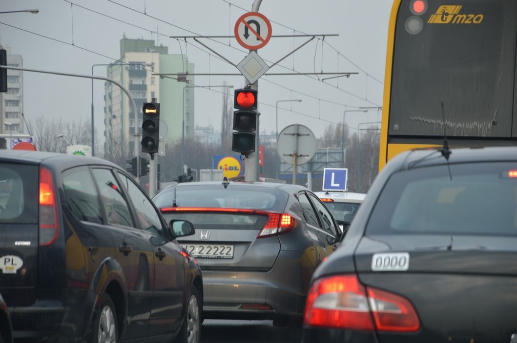 Samochody oczekujące w korku na czerwonym świetle, Warszawa.