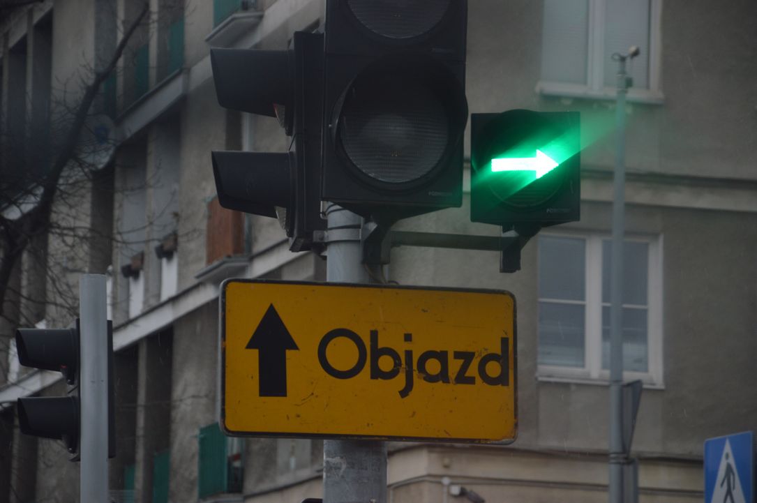 znak drogowy objazd pod sygnalizatorem świetlnym